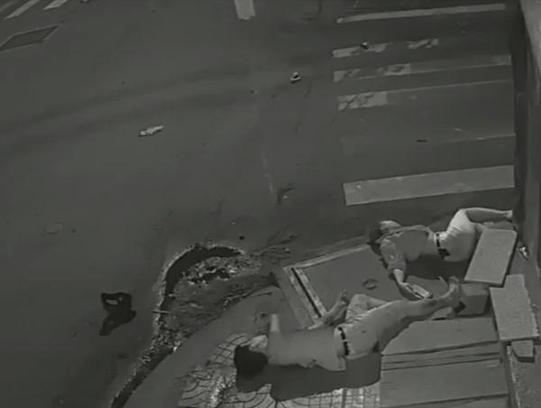 Tài xế gây tai nạn và người đi đường bỏ mặc nạn nhân nằm bất động trên vỉa hè