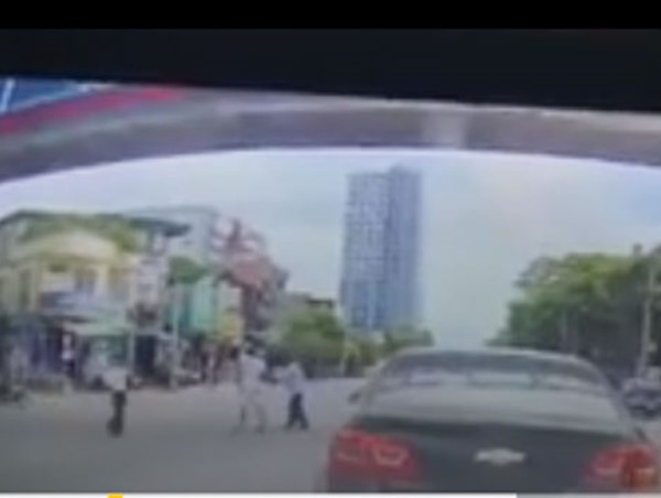 Hành động đẹp của tài xế làm “dịu mát” đường phố giữa ngày hè nóng bức