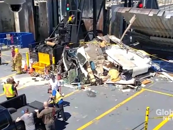 Tai nạn hi hữu: Ô tô bay lên phà, hành khách hoảng loạn bỏ chạy