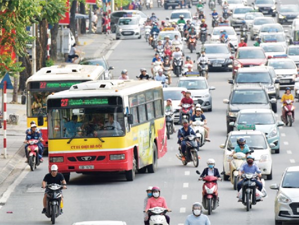 Xe buýt Hà Nội: Vật lộn với tắc đường