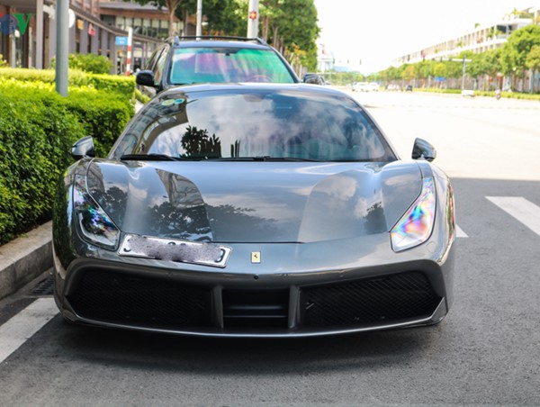 Bắt gặp Ferrari 488 GTB đầu tiên về Việt Nam dạo phố
