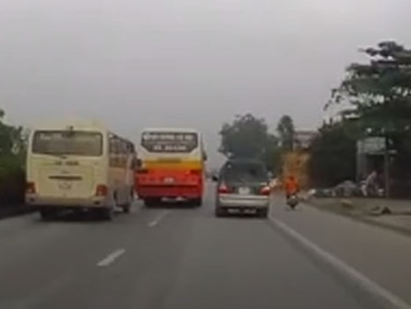 Clip: Hãi hùng cảnh xe buýt và xe khách đánh võng, chèn ép nhau trên Quốc lộ 5 