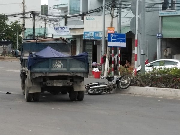 Va chạm với xe tải đi ngược chiều, người đàn ông đi xe máy nguy kịch