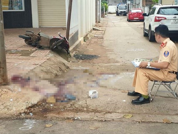 Tông vào cột điện bên đường, 2 người thương vong ở Đắk Lắk