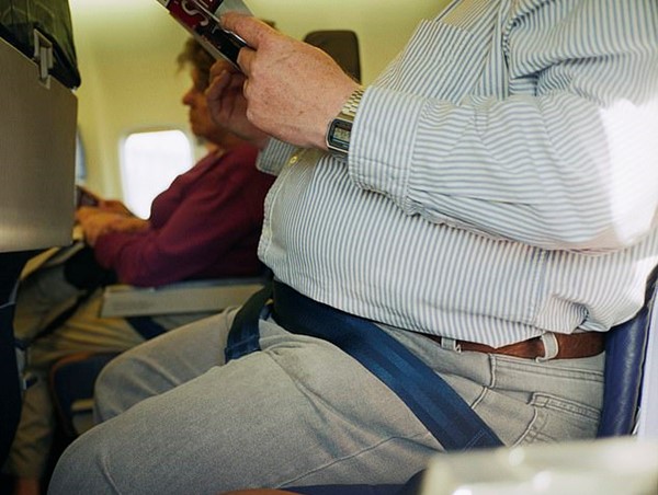 Tranh cãi việc hành khách đi máy bay đòi người béo phì ngồi cạnh trả tiền vì không thoải mái