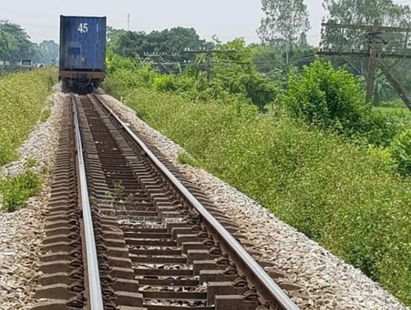 Cố vượt đường tàù, 2 thanh niên đi xe máy chết thảm