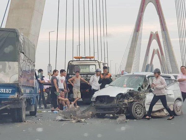 Kia Morning đâm vào đuôi xe tải trên cầu Nhật Tân, giao thông ùn tắc nghiêm trọng