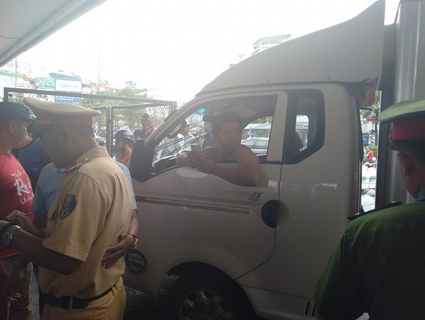 Hà Nội: Gây tai nạn còn lao xuống đấm người lái xe máy, nam tài xế bị người dân chặn xe nhưng nhất quyết cố thủ gần 1 tiếng đồng hồ