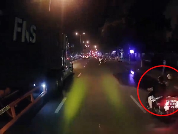 Đi xe máy dàn hàng để nói chuyện, 2 người phụ nữ gặp cái kết đắng