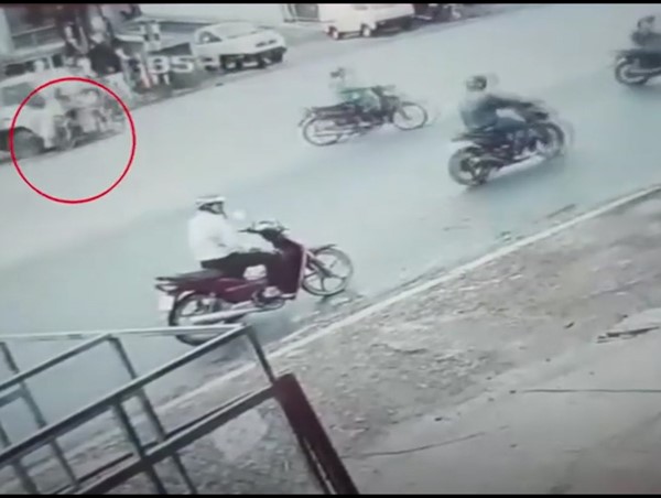 Vượt đèn đỏ, người đàn ông đi xe máy gây tai nạn khiến 4 người thương vong