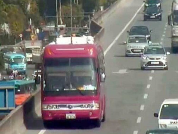 Hà Nội: Ô tô đi lùi 2km ở đường trên cao bị phạt 1 triệu