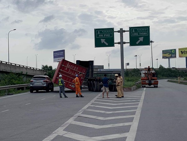 TP.HCM: Hoảng hồn thùng container rơi xuống trúng ô tô con trên đường