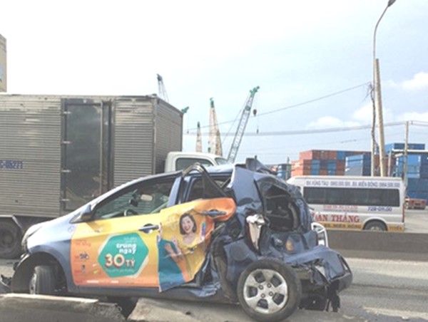 Xe khách mất lái gây tai nạn liên hoàn, hàng chục người thoát chết