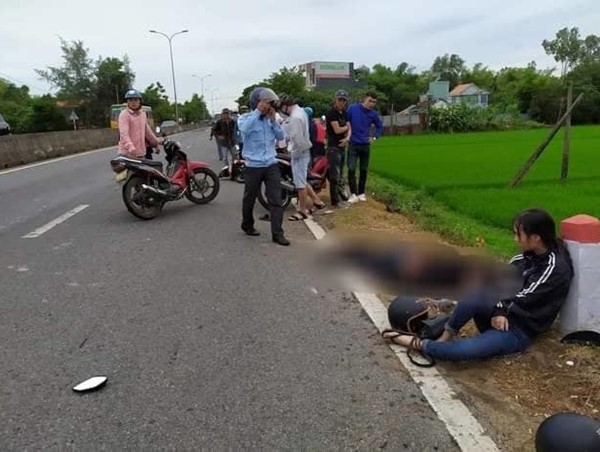 Tông vào cột mốc bên đường, cô gái thất thần bên thi thể bạn trai
