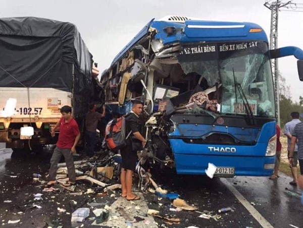 Quảng Bình: Xe khách đấu đầu xe tải, hàng chục người trọng thương