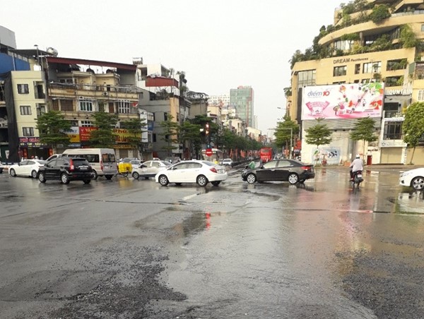 Nước sạch chảy tràn tại ngã 5 Nguyễn Lương Bằng, mặt đường trơn trượt gây nguy hiểm cho các phương tiện