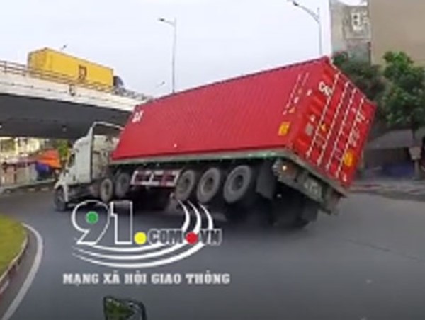 Hải Phòng: Vào cua tốc độ cao, xe container lật nhào tại ngã ba Đình Vũ