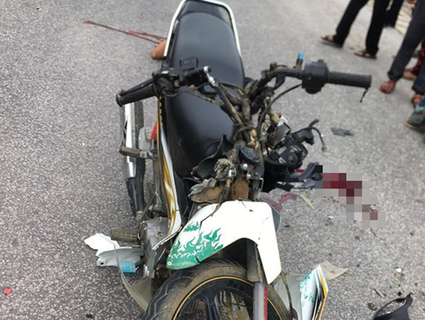 Xe máy đấu đầu xe tải trên quốc lộ, 2 người thương vong