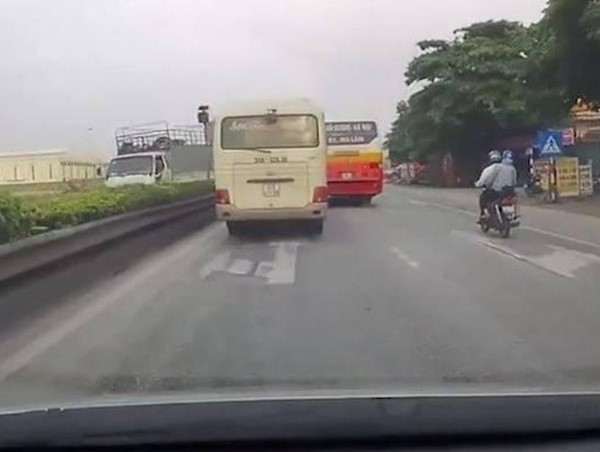 Tước bằng 4 tháng đối với 2 tài xế chèn ép nhau trên QL5