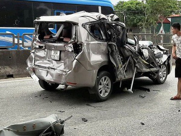 4 ôtô tông nhau liên hoàn trên QL1A, 2 người bị thương