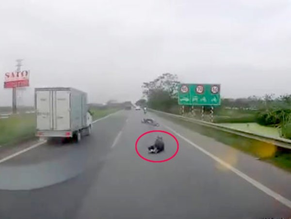 Bức xúc cảnh 2 tên cướp giật túi xách khiến cô gái ngã trước đầu ô tô