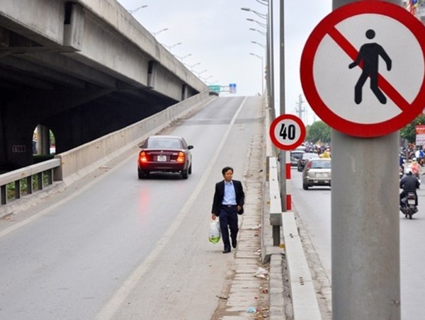 Người đi bộ đi vào cao tốc gây tai nạn có thể bị truy cứu trách nhiệm hình sự