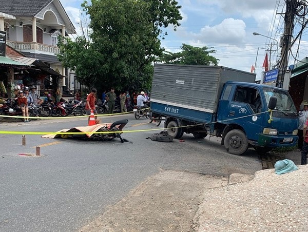 Bình Dương: Đâm vào xe tải, thiếu niên 17 tuổi tử vong trên đường