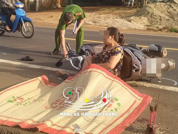 Clip: Người đàn ông đi xe máy tử vong trên đường sau va chạm với xe tải