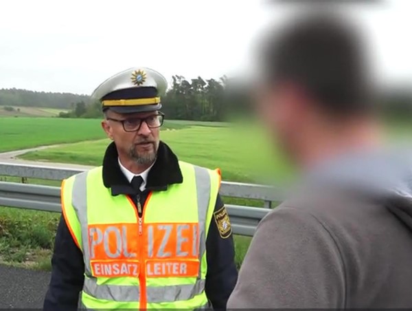 Tuyệt chiêu ‘trị’ thói quen chụp ảnh hiện trường tai nạn giao thông 