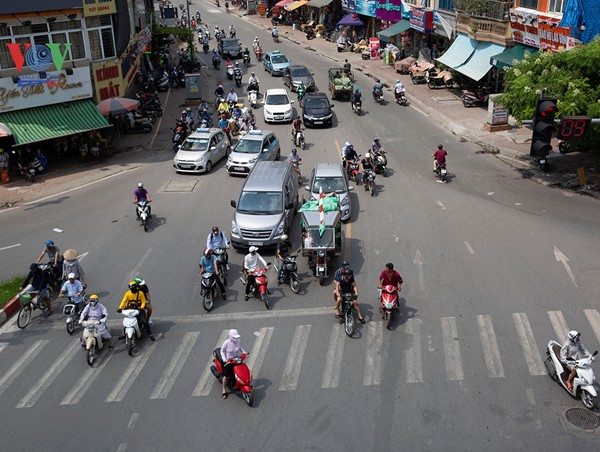 Vượt đèn đỏ, chen lấn: Thói ích kỷ của nhiều người
