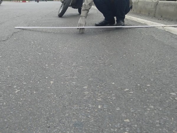 Hằn lún trên đường Ngô Gia Tự khiến người tham gia giao thông đối diện với nguy hiểm