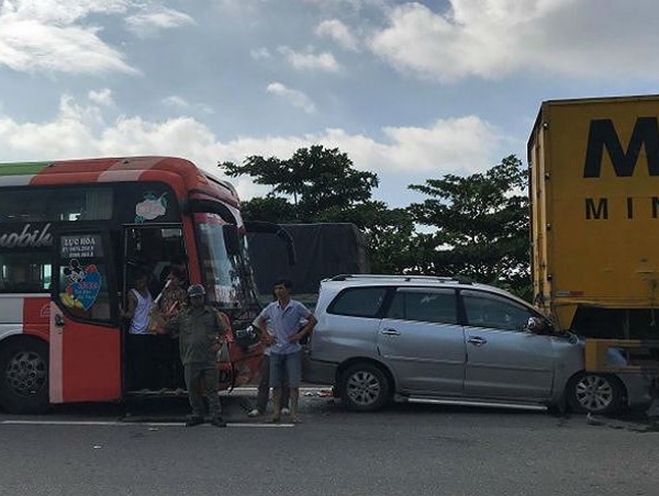 Tai nạn liên hoàn: Xe 7 chỗ biến dạng, nhiều người thoát chết