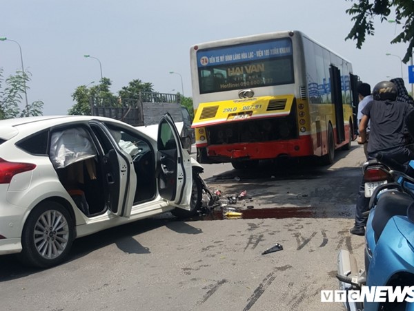 Ô tô con nát bét sau cú tông vào đuôi xe buýt dừng trả khách trên đại lộ Thăng Long