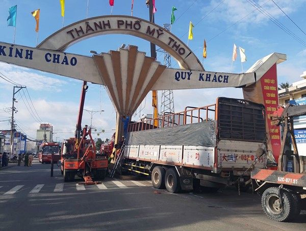 Xe tải tông như trời giáng làm sập cổng chào TP Mỹ Tho