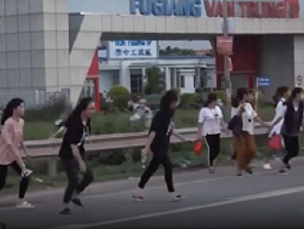 Video: Công nhân vẫn "trêu ngươi" tử thần cao tốc Hà Nội-Bắc Giang