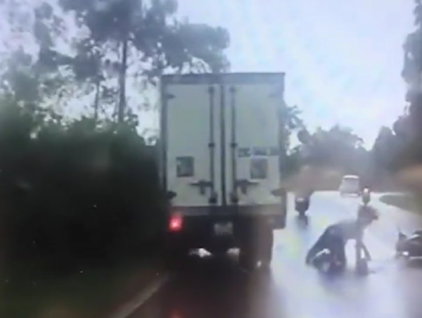 CLIP: Tài xế xe tải bẻ lái xuất thần, 2 thanh niên đi ẩu thoát nạn