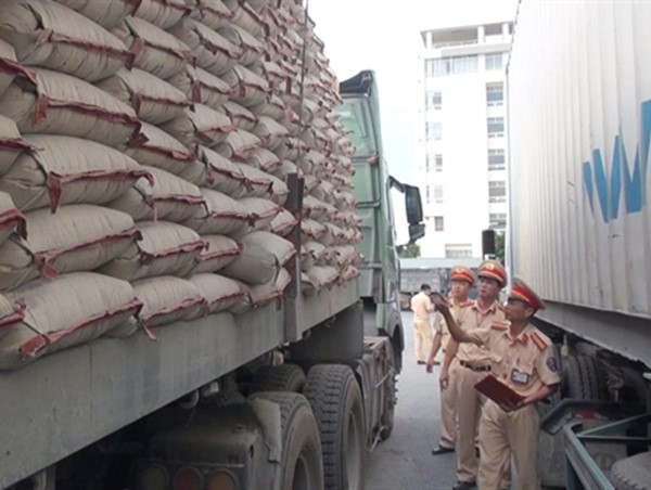 Chở quá tải, tài xế xe đầu kéo nhấn ga tông CSGT