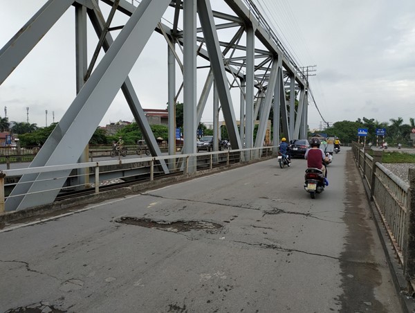 Mặt đường cầu Đuống xuất hiện nhiều ổ gà, đơn vị quản lý “làm ngơ“?
