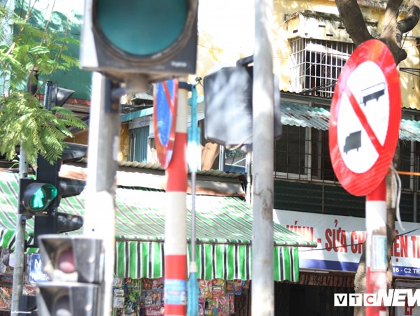 Ảnh: Biển báo có cũng như không khiến người đi đường Hà Nội dở khóc dở cười