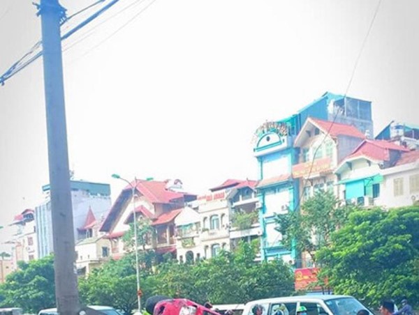 Hà Nội: Ô tô Yaris mất lái lật nghiêng, đè lên xe máy khiến 1 người bị thương 