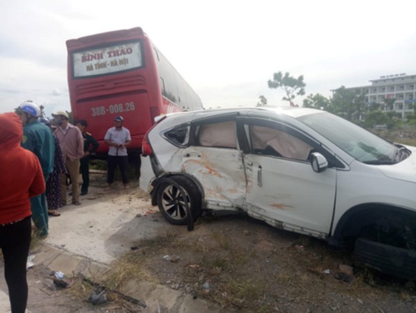 Ô tô 7 chỗ va chạm với xe khách giường nằm, 2 người bị thương nặng