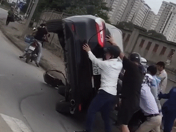 Lật ô tô giải cứu tài xế, hành động cứu người gây tranh cãi