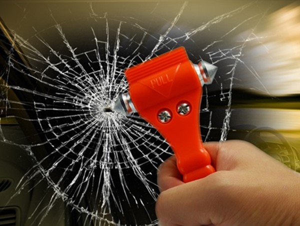 Đập vỡ kính xe ô tô trong tình huống khẩn cấp khó khăn hơn bạn nghĩ