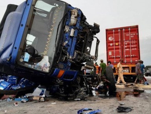 Video: Kinh hoàng khoảnh khắc xe tải tông chết 5 người tại Hải Dương