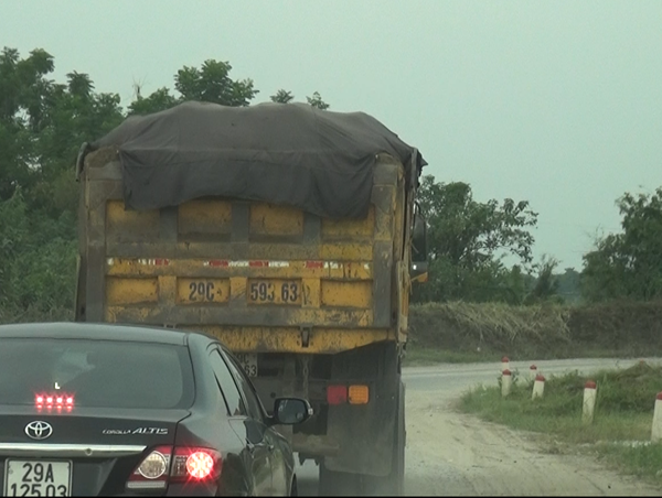 “Hung thần” xe quá tải tung hoành, đê sông Hồng “gồng mình” chống đỡ!