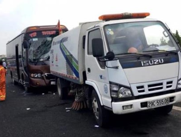 Xe khách va chạm xe vệ sinh trên đường cao tốc Pháp Vân - Cầu Giẽ, 5 người nhập viện