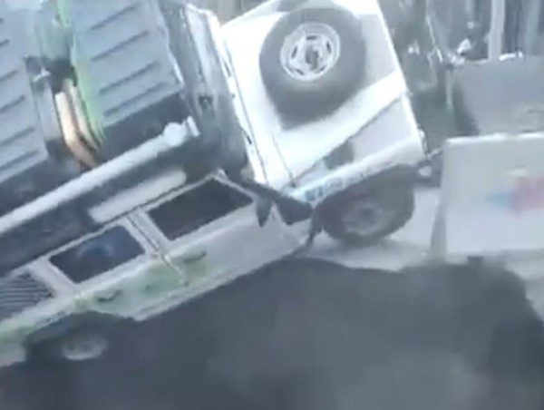  Hố tử thần bất ngờ 'lôi tuột' ô tô chở gia đình có con nhỏ