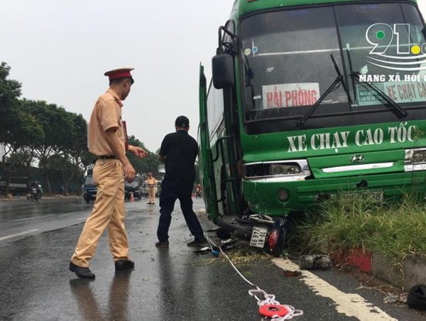 Xe khách tông xe máy chạy ngược chiều trên đại lộ Thăng Long