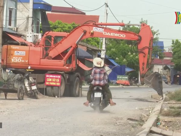 Nhà thầu bỏ thi công dự án đường đê Vân Đình - Ứng Hòa