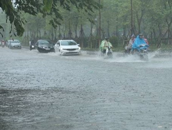 Trận mưa lớn giữa trưa khiến nhiều tuyến phố Hà Nội ngập sâu